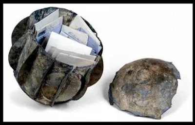 Pendant le siège de Paris en 1870, communiquer avec Paris dans un sens ou un autre était difficile. Les Parisiens envoyaient leur courrier par ballon, par pigeons. Mais comment faisait-on pour envoyer le courrier VERS Paris ?