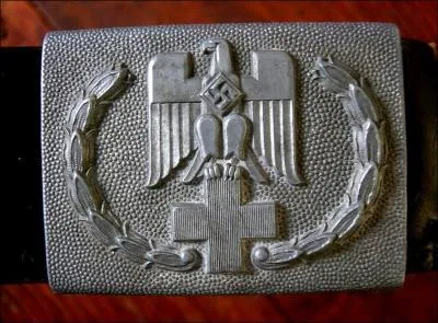 Les nazis ne voulaient pas que le secret des camps d'extermination et la solution finale soient dcouverts. Quel emblme fut dtourn par les nazis ?