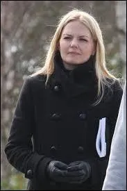 Comment s'appelle cette magnifique blonde ?