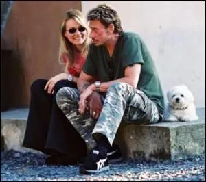 C'est en avril dernier que le chien de Johnny Halliday est décédé après 16 années de fidélité. Quel était son nom ?