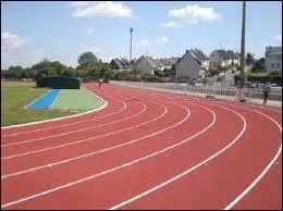 Quelle distance parcourez-vous si vous faites 12 tours de piste sur un terrain d'athlétisme ?