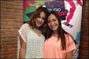 Joue-t-elle aussi dans "Violetta" ?