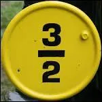 Et d'écrire en chiffres les fractions trois ... et cinq tiers.