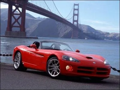Combien de chevaux produit la Dodge Viper SRT-10 ?
