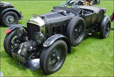 Cette voiture date de 1927 et son nom est ...