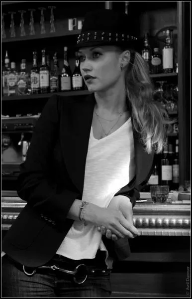 A qui doit-on les paroles " J'traînais des pieds dans mon café, les vieux à la belotte braillaient" ?