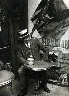 Où Bécaud avait-il sa chaise et ses compagnons de flipper pour lutter contre sa solitude ?