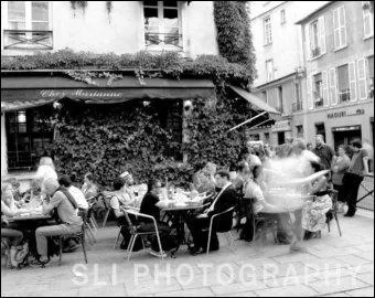 Qui chantait "Tous ces gueulards, ces assoiffés, ces assoiffés du grand café " ?