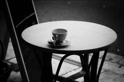 De qui sont ces paroles qui ont fait le tour du monde : "Tout seul je bois mon café, je suis en retard" ?