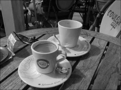 Qui chantait "On va se faire des oeufs au jambon, du pain grillé, du café chaud, laisse les gondoles à Venise " ?