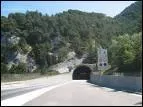 A quelle altitude le col de Fréjus, à la frontière entre la France et l'Italie, culmine-t-il ?