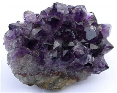 L'améthyste est une variété violette de quartz, mais c'est aussi le nom :
