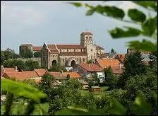 Châtel-Montagne est un village auvergnat situé dans le département n° ...