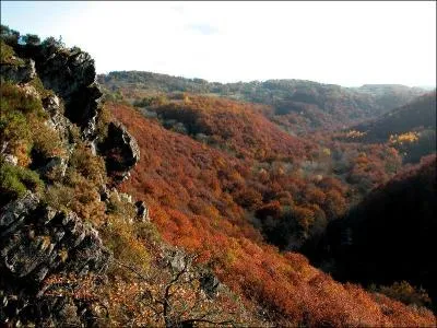 Quel est ce merveilleux site de la vallée de la Rouvre dans le département de l'Orne d'où on profite d'une agréable vue sur des versants raides revêtus d'une végétation touffue ?