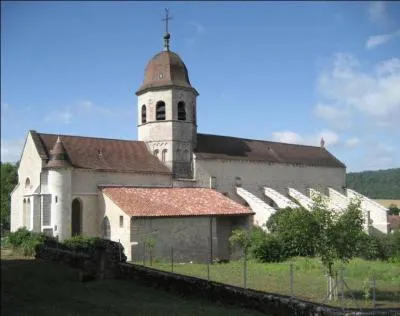 Dans quel département faut-il se rendre pour voir l'abbaye Saint-Pierre de Gigny fondée en 880, au pittoresque clocher hexagonal ?