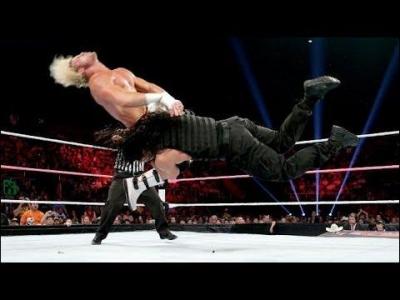 Comment se nomme le coup qu'est en train d'effectuer Roman Reigns ?