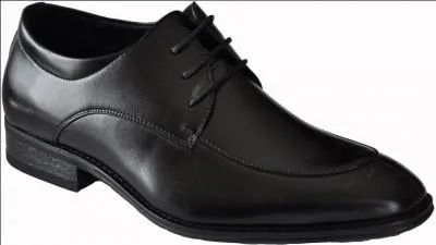 C'est un grand blond avec une chaussure noire.