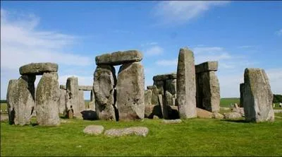 Quel mégalithe est en forme de table ?
