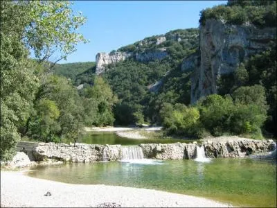 Le département de l'Ardèche ne touche pas :