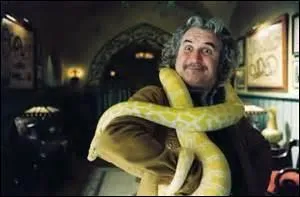 Quel était le prénom de l'oncle des orphelins, mort empoisonné par un de ses propres serpents ?