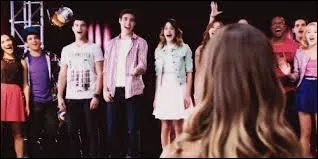 Qui a composé Algo se enciende ?