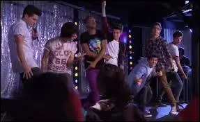 A la compétition garçons VS filles du karaoké, quelle chanson chantent les garçons ?