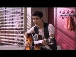 Quelle chanson Tomas chante-t-il lors de son audition de passage au studio ?