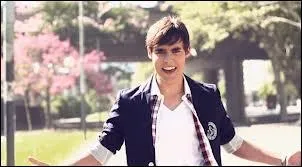 Dans la saison 1, quelle chanson Leon invente pour Violetta ?