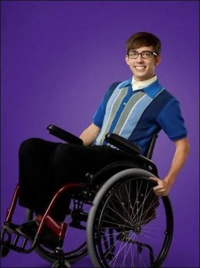 Qui est ce personnage handicapé et guitariste ?