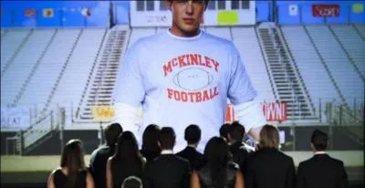 Quand est-il mort et dans quel épisode de quelle saison les New Directions lui rendent-ils hommage avec le titre de "Seasons of Love" ?