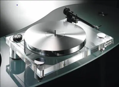 Eh bien non : la tante “ Orthens ” (131 ans) n'est pas morte et le vinyle non plus ! Au contraire, nos jeunes “ scratcheurs ” lui redonnent même une autre vie. Mais comment fait-elle ?