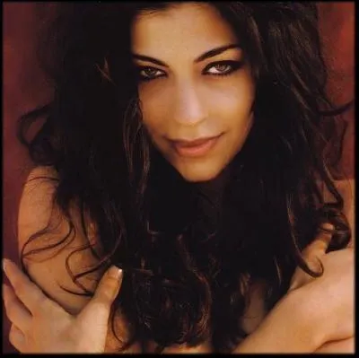 Il lui dit : 'Ecoute moi, t'en vas pas, regarde-moi, réponds-moi.' Elle n'est pas d'ici, mais elle porte un très beau prénom. Qui est-elle ?