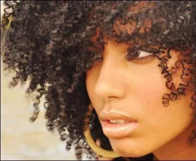 Mélissa, métisse d'Ibiza, a des seins tout pointus. Dites jamais que je vous ai dit ça, ou Mélissa me tue.' Qui a la chance d'avoir cette Mélissa ? : -)