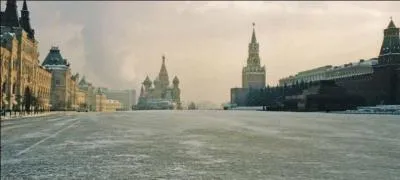 La Place Rouge était vide, devant lui marchait...