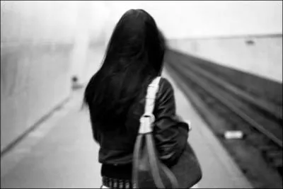 Elle brûle son esprit et son amour étrangle sa vie, qui est cet amour volage ?