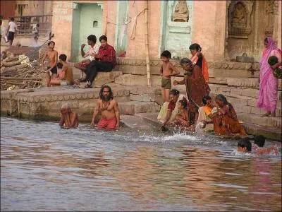 Quel nom prend le Gange à Calcutta ?