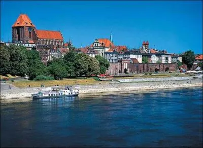 Dans quel pays se situe la ville de Torun ?