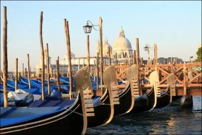 Qui a chanté "Laisse les gondoles à Venise" ?