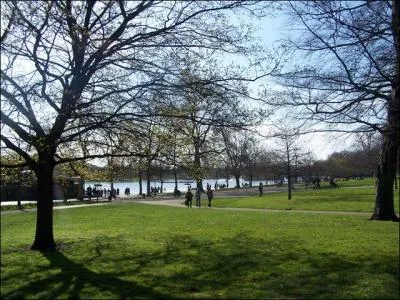 Quelle rivière coule à Hyde Park ?