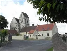 Nous traversons le village picard de Vez. Nous sommes dans le département ...