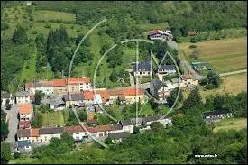 Nous sommes à Klang, village lorrain de l'arrondissement de Thionville-Est. Nous nous situons dans le département ...