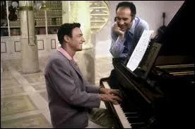 Qui est l'acteur américain au piano ?