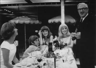 Que tient la maman des jumelles ?