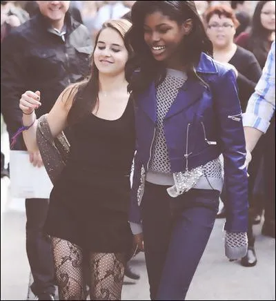 Avec qui est-elle sur cette photo ?