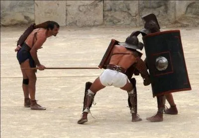 Lors d'un combat de gladiateurs qui pouvaient se terminer par la mort d'un des combattants, comment le public annonçait sa décision pour la grâce ou la mort ?