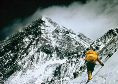 Edmund Hillary et Tensing Norgay réussissent à vaincre cette montagne en 1953, peut-être a-t-elle été vaincue en 1924 par George Mallory et Andrew Irvine, en 1924. Elle porte deux noms, celui que les Anglais lui donnèrent et son nom traditionnel. A vous de les trouver !