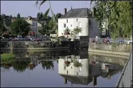 Nous sommes à Montsûrs, commune Mayennaise située en région ...