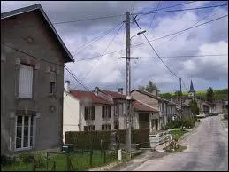 Nous traversons le village Meusien de Mouilly. Nous sommes en région ...