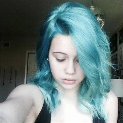 Avant d'être éliminée, elle a dû chanter une chanson contre une autre personne, mais qui ?