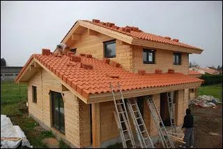 "Chez lui, il ne manquait de rien, en effet il y avait de tout : des courtepointes, des fauteuils anciens..." Que veut dire "courtepointe" ?